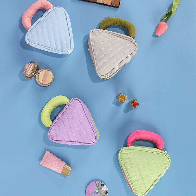 Trousse de maquillage portable de grande capacité Organisateur de cosmétiques à fermeture éclair de style frais et écologique Trousse de toilette de voyage de grande valeur